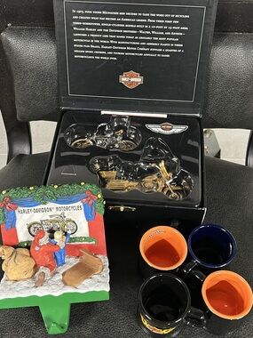Harley-Davidson Black and Gold Motorcycle Collectible Set